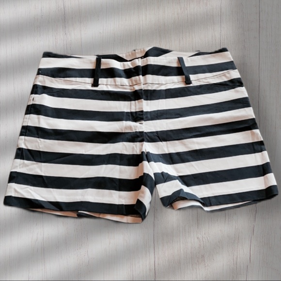 ⛵️ Ann Taylor Signature Shorts (size 10) - Picture 2 of 5